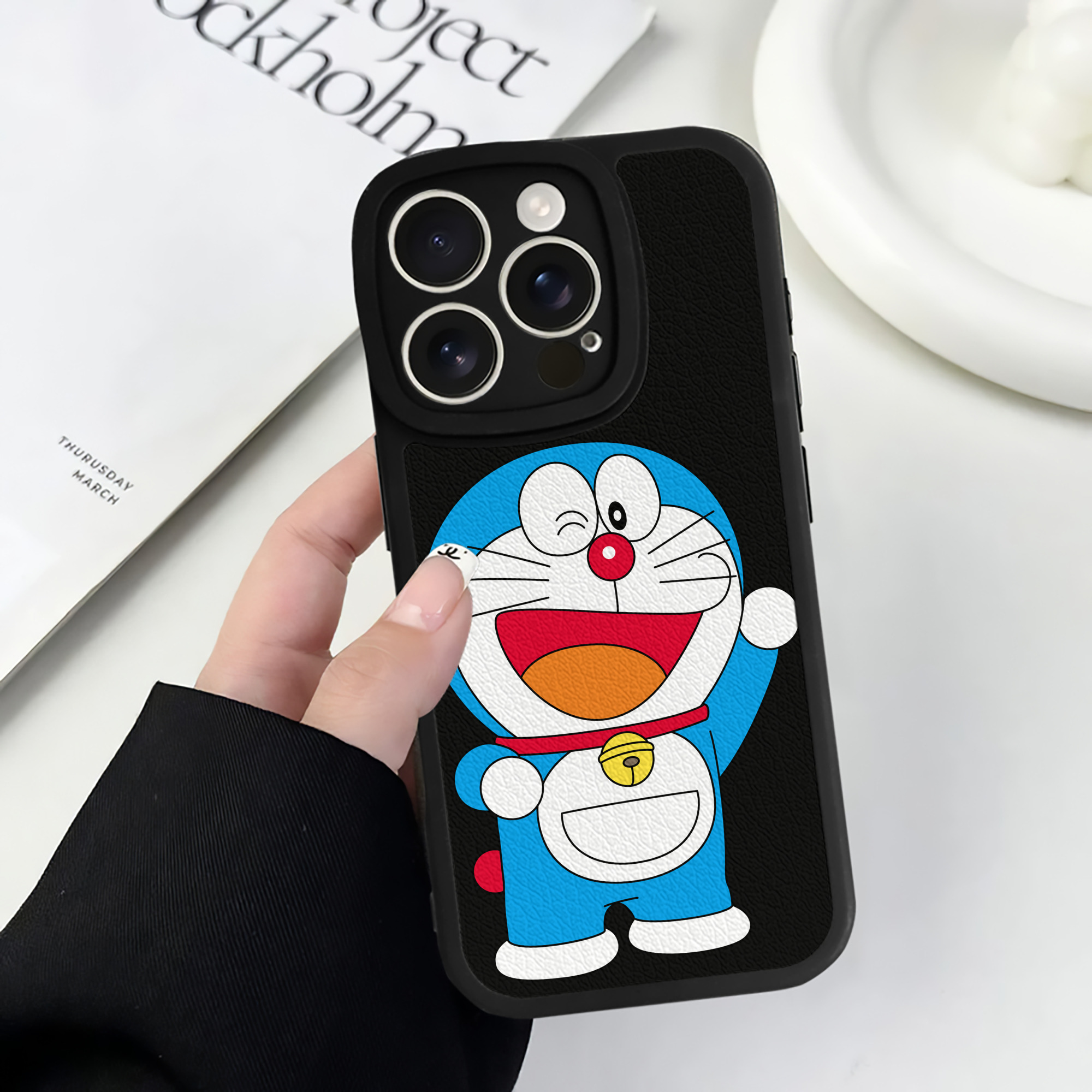 （画像用） ドラえもん Doraemon 【iPhone 16シリーズ対応】シリコンスマホケース（レザー調） 材質：シリコン